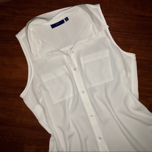 3/$15 🌺 NWOT - Button up Sleeveless Shirt - Picture 2 of 6